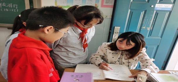 科小教师辅导学生作业照片