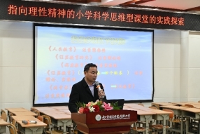 桌子上有男人的照片上写着字&#xA;&#xA;中度可信度描述已自动生成