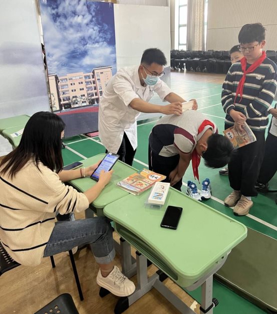 南京市江宁科学园小学开展脊柱侧弯筛查活动1