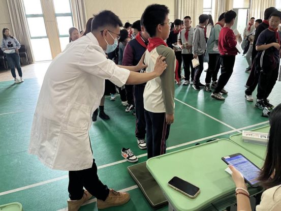 南京市江宁科学园小学开展脊柱侧弯筛查活动2