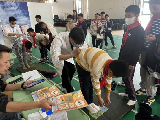 南京市江宁科学园小学开展脊柱侧弯筛查活动3