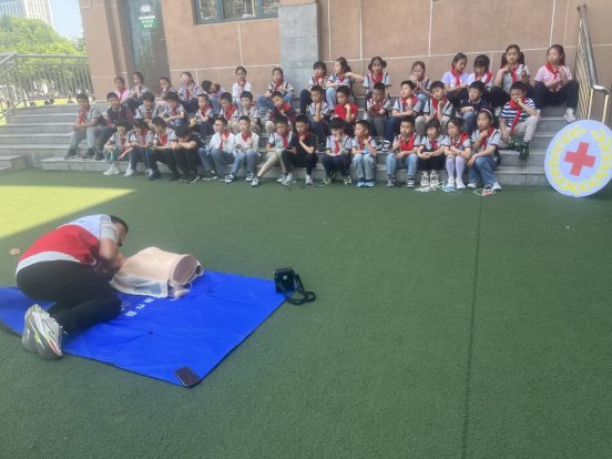 南京市江宁科学园小学开展世界红十字日活动1