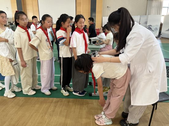 南京市江宁科学园小学开展脊柱侧弯筛查活动1