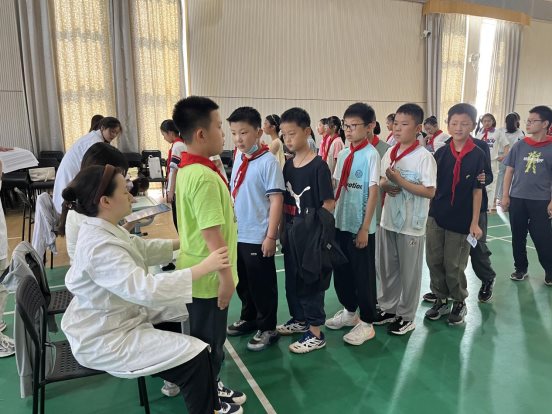 南京市江宁科学园小学开展脊柱侧弯筛查活动2