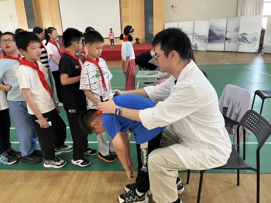 南京市江宁科学园小学开展脊柱侧弯筛查活动3